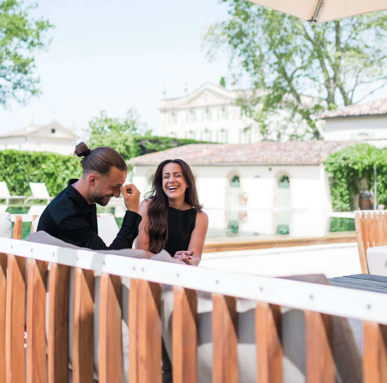 Cindy et Joris, fondateurs de Maison Mistral, sur la terrasse d'un domaine provençal