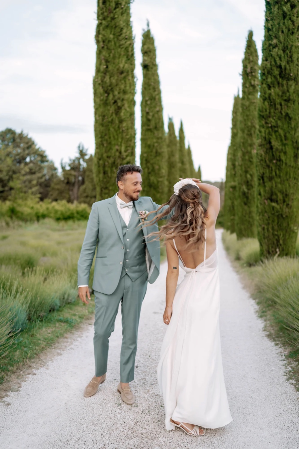 Miréio — couple de mariés, parmi les cyprès en Provence